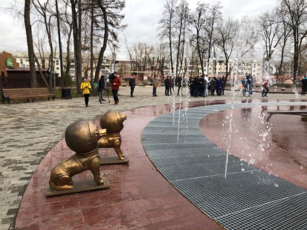 Памятник белке, стрелке и в.Терешковой в Челябинске