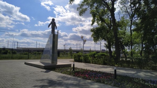 Скульптура в сквере Терешковой Новочебоксарск