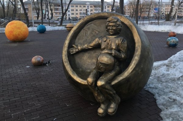 Памятник белке, стрелке и в.Терешковой в Челябинске