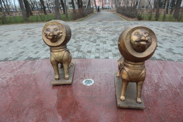 Памятник белке, стрелке и в.Терешковой в Челябинске