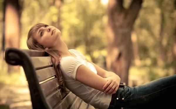 Задумчивая девушка в парке