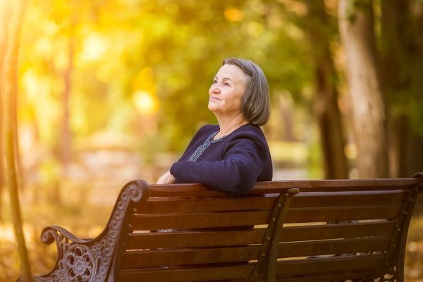 Пожилая женщина в парке