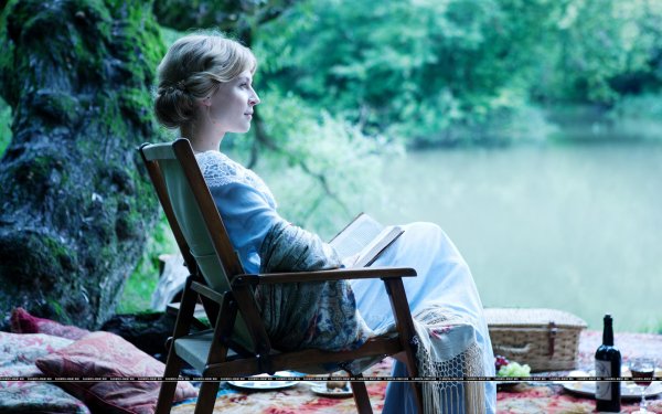 Девушка задумчиво сидит