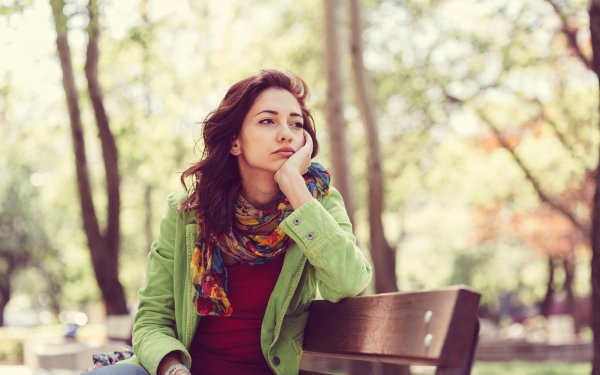 Девушка на скамейке задумчивая