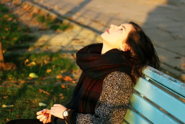 Грустная девушка в городе