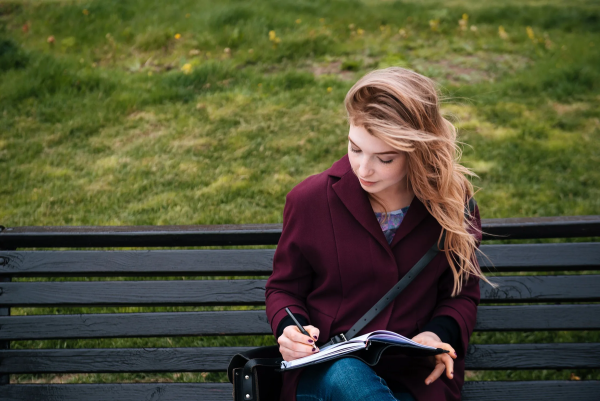 Девушка задумчивая фото из открытых источников