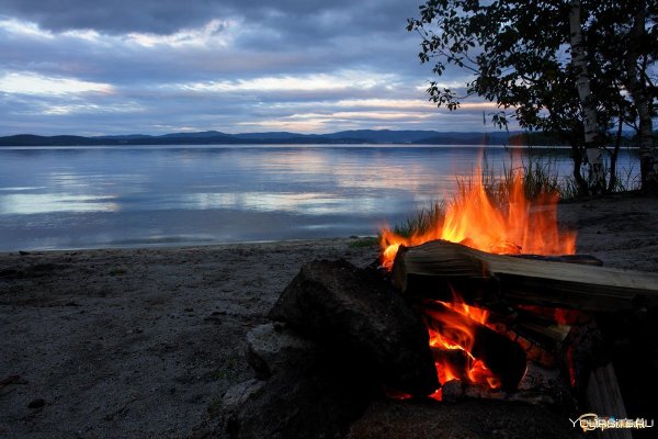 Костер у реки