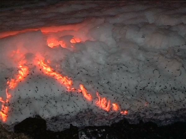 Озеро горит