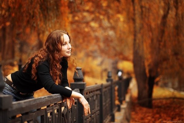 Девушка в осеннем городе