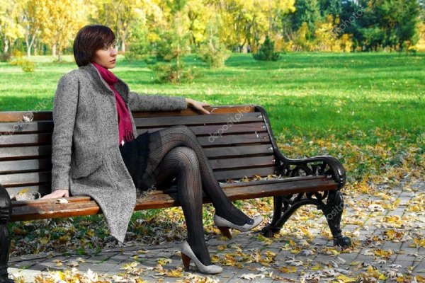 Женщина 40 лет на скамейке