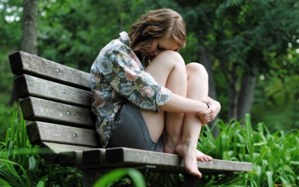 Девушка грустит