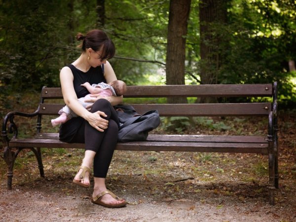 Женщина сидит на скамейке