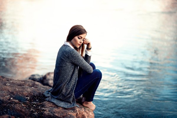 Девушка сидит