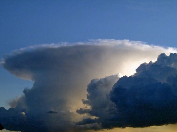 Облака в виде наковальни