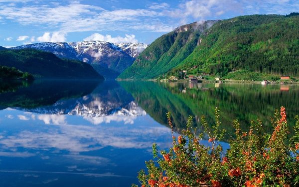 Озеро в Норвегии Фьорд