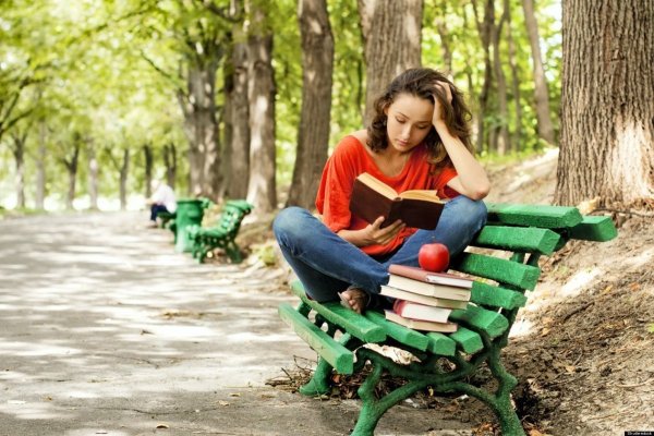 Люди на скамейке в парке