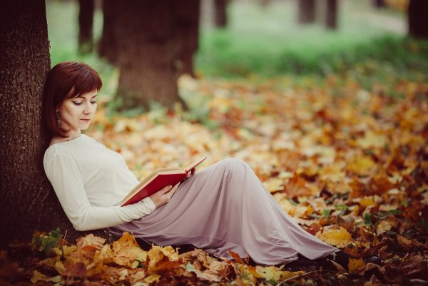 Осенняя фотосессия девушки в парке с книгой