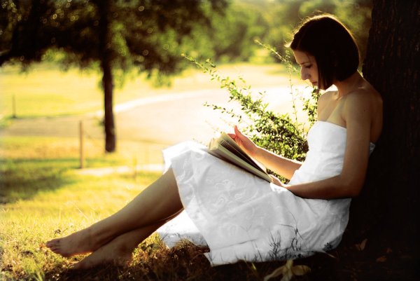 Девушка с книгой на траве