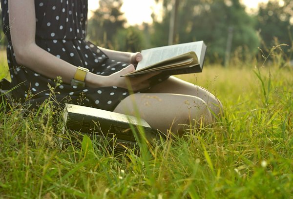Девушка с книгой на природе