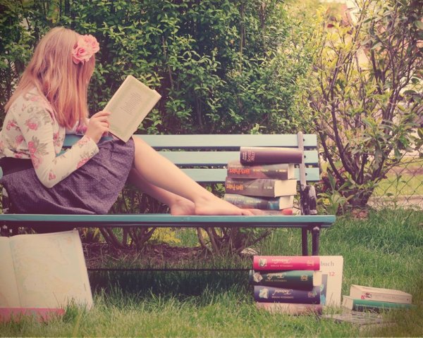 С книжкой на скамейке