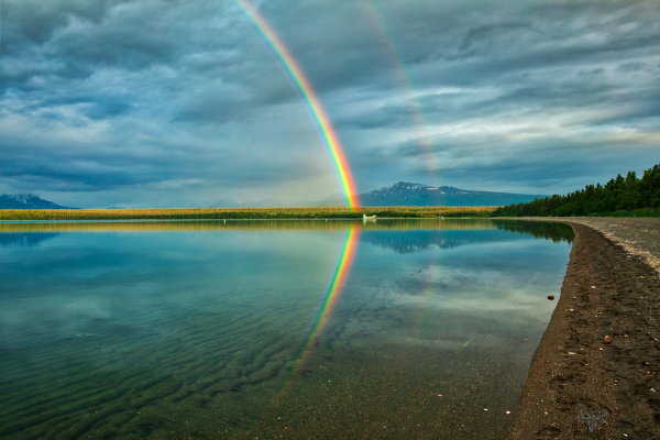 Отражение радуги в воде