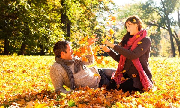 Люди в парке осень