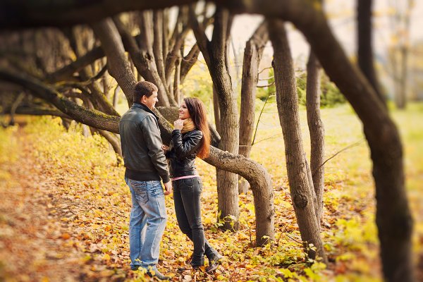 Парень с девушкой в парке