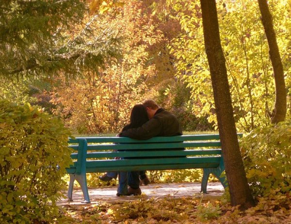Пара на скамейке в парке