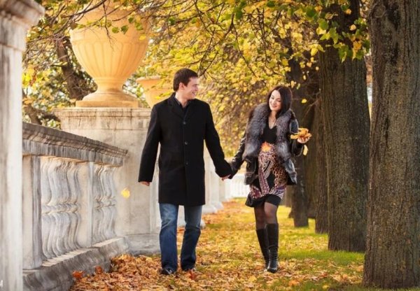 Влюбленные гуляют по парку