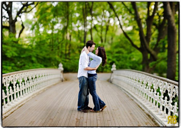 Пара на мосту