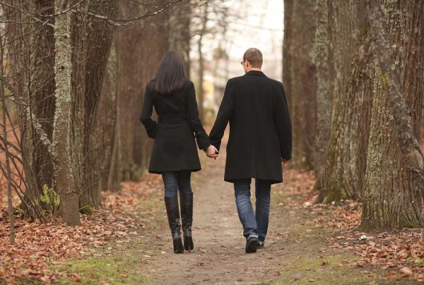 Парень с девушкой в парке