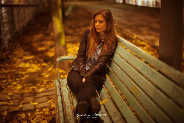 Девушка на лавочке осенью