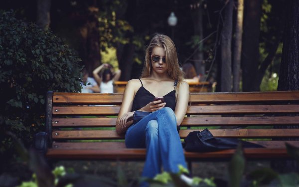 Девушка на скамейке