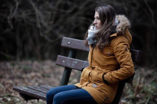 Грустная девушка в парке