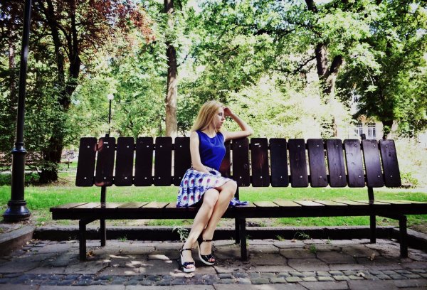 Гай и Мэдлин на скамейке в парке