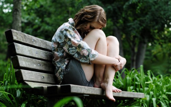 Женщина на скамейке