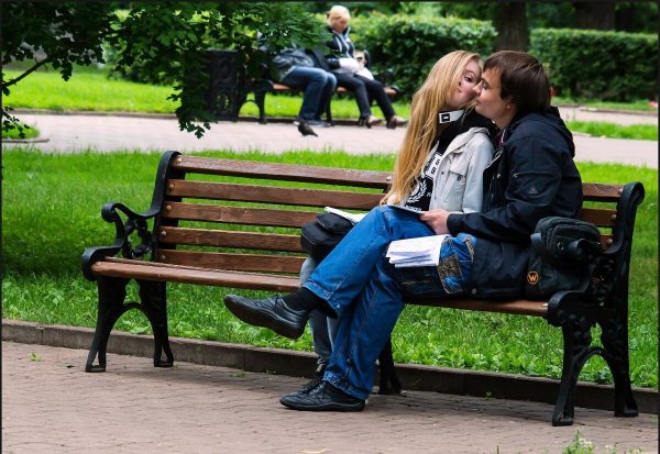 Парень и девушка на скамейке