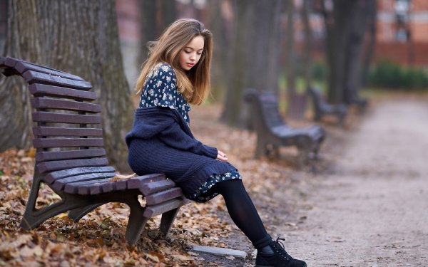 Девушка на скамейке в парке