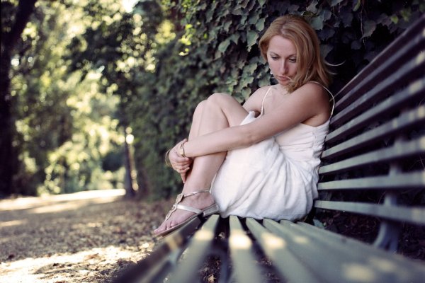 Девушка на скамье