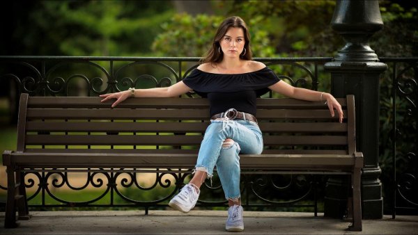 Девчонки на скамейке