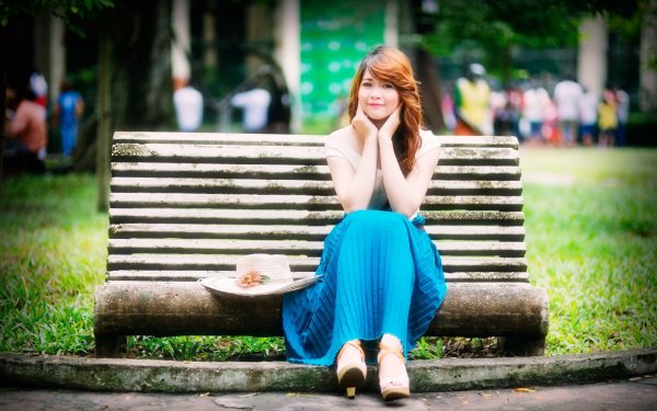 Девушка на скамейке