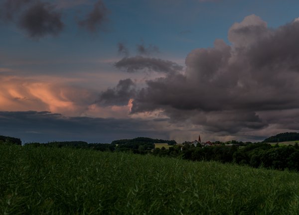 Холм с пасмурным небом