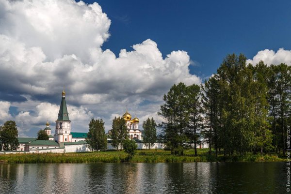 Валдайский Иверский монастырь вид с озера