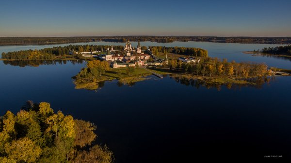 Валдай монастырь на острове