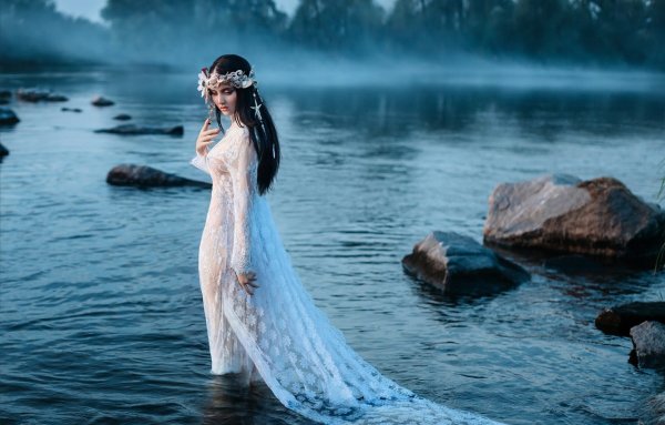 Фотосессия в воде в белом платье