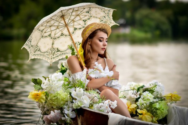 Девушка в лодке с зонтиком
