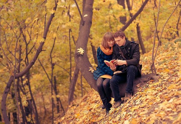 Влюбленные в осеннем парке