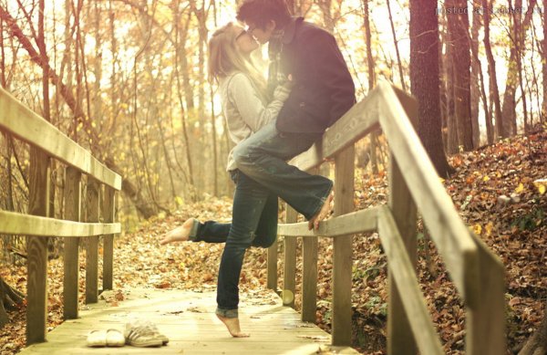 Пара осенью без лица