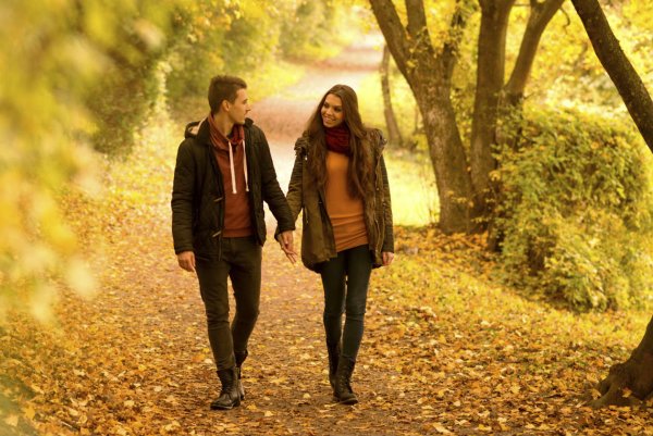 Парень и девушка гуляют