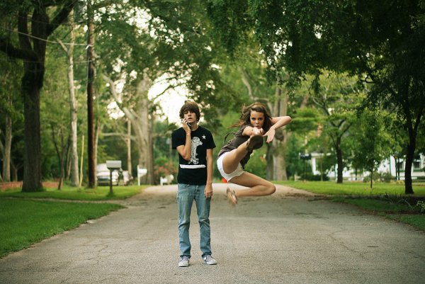 Подростки гуляют на улице